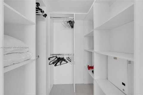 Condo in Miami Beach, Florida, 2 bedrooms  № 2154860 - photo 18