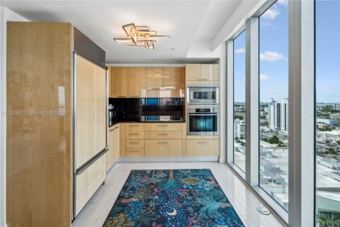 Condo in Miami Beach, Florida, 2 bedrooms  № 2154860 - photo 11