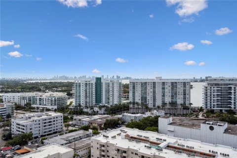 Condo in Miami Beach, Florida, 2 bedrooms  № 2154860 - photo 30