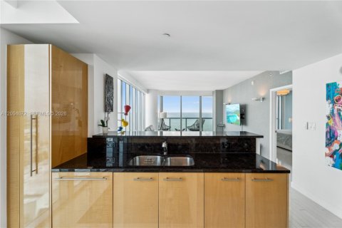 Condo in Miami Beach, Florida, 2 bedrooms  № 2154860 - photo 10