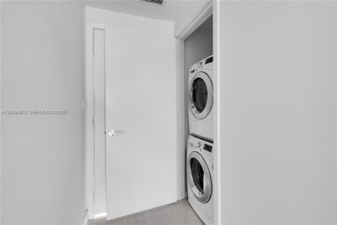 Condo in Miami Beach, Florida, 2 bedrooms  № 2154860 - photo 27