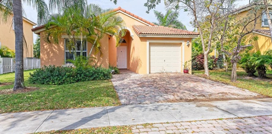 House in Homestead, Florida 3 bedrooms, 137.77 sq.m. № 1867932