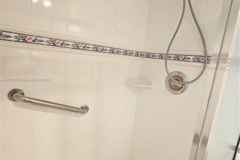 Condo in Aventura, Florida, 2 bedrooms № 1897929 - photo 28