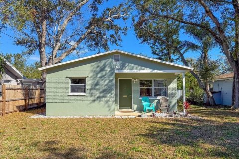 House in Largo, Florida 2 bedrooms, 76.09 sq.m. № 2196584