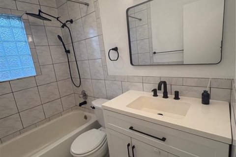 House in Largo, Florida 2 bedrooms, 76.09 sq.m. № 2196584 - photo 12