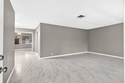 Villa ou maison à vendre à Fort Myers, Floride: 4 chambres, 184.32 m2 № 2350223 - photo 5