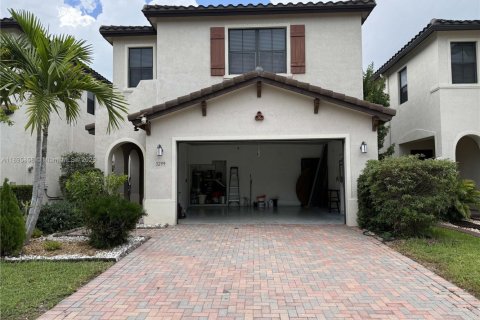 Casa en alquiler en Hialeah, Florida, 5 dormitorios, 226.31 m2 № 1947951 - foto 1