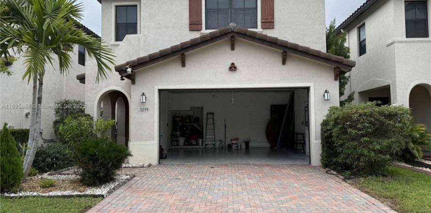 Casa en Hialeah, Florida 5 dormitorios, 226.31 m2 № 1947951