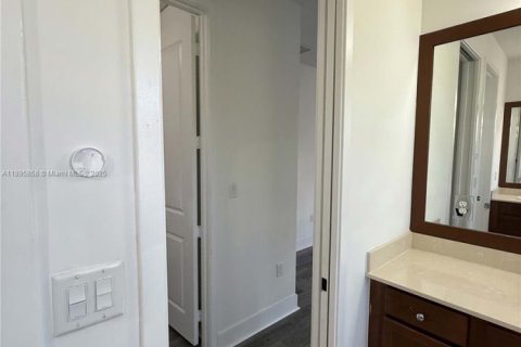 Casa en alquiler en Hialeah, Florida, 5 dormitorios, 226.31 m2 № 1947951 - foto 20