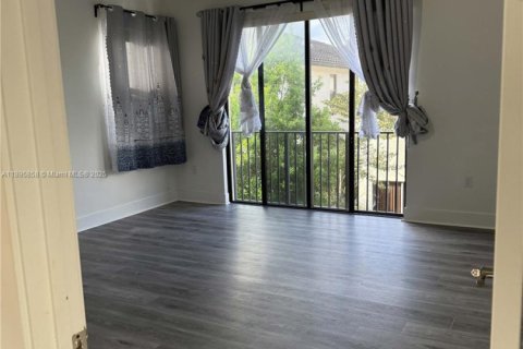 Casa en alquiler en Hialeah, Florida, 5 dormitorios, 226.31 m2 № 1947951 - foto 27