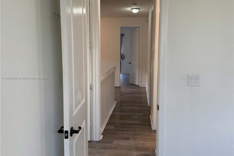 Casa en alquiler en Hialeah, Florida, 5 dormitorios, 226.31 m2 № 1947951 - foto 13