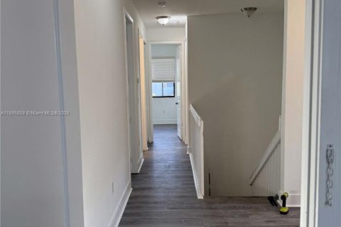 Casa en alquiler en Hialeah, Florida, 5 dormitorios, 226.31 m2 № 1947951 - foto 18