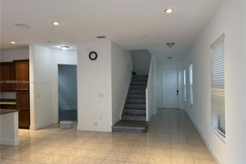 Casa en alquiler en Hialeah, Florida, 5 dormitorios, 226.31 m2 № 1947951 - foto 4