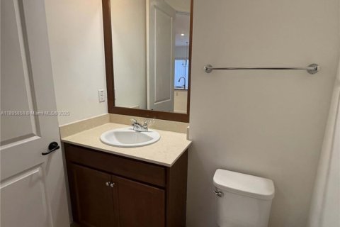 Casa en alquiler en Hialeah, Florida, 5 dormitorios, 226.31 m2 № 1947951 - foto 30