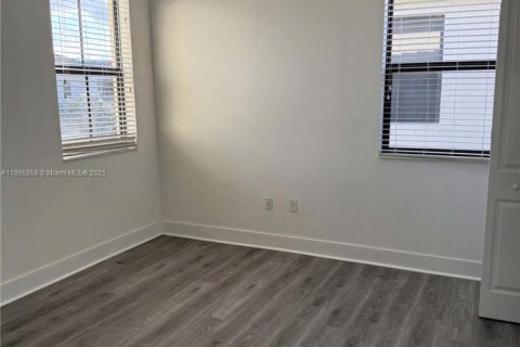 Casa en alquiler en Hialeah, Florida, 5 dormitorios, 226.31 m2 № 1947951 - foto 15