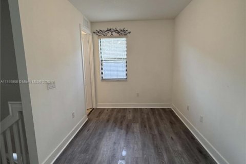 Casa en alquiler en Hialeah, Florida, 5 dormitorios, 226.31 m2 № 1947951 - foto 28