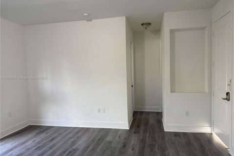 Casa en alquiler en Hialeah, Florida, 5 dormitorios, 226.31 m2 № 1947951 - foto 25