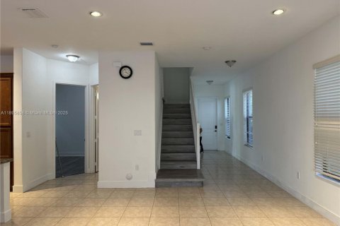 Casa en alquiler en Hialeah, Florida, 5 dormitorios, 226.31 m2 № 1947951 - foto 3