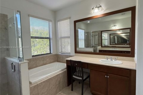 Casa en alquiler en Hialeah, Florida, 5 dormitorios, 226.31 m2 № 1947951 - foto 22