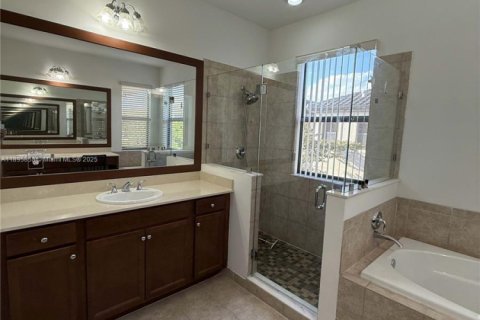 Casa en alquiler en Hialeah, Florida, 5 dormitorios, 226.31 m2 № 1947951 - foto 23