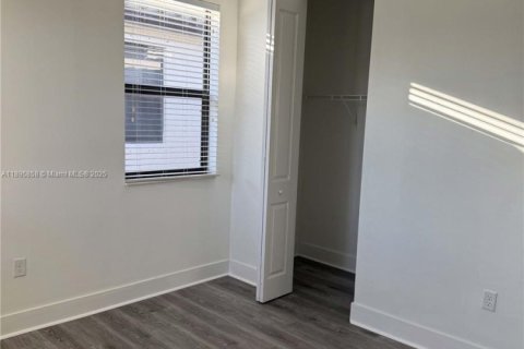 Casa en alquiler en Hialeah, Florida, 5 dormitorios, 226.31 m2 № 1947951 - foto 6