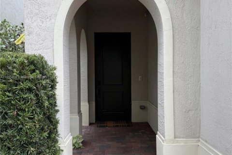 Casa en alquiler en Hialeah, Florida, 5 dormitorios, 226.31 m2 № 1947951 - foto 2