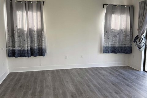 Casa en alquiler en Hialeah, Florida, 5 dormitorios, 226.31 m2 № 1947951 - foto 24