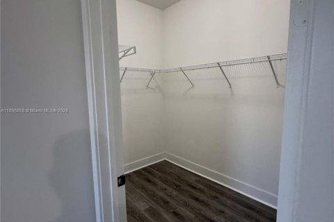 Casa en alquiler en Hialeah, Florida, 5 dormitorios, 226.31 m2 № 1947951 - foto 26