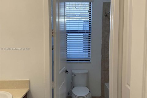 Casa en alquiler en Hialeah, Florida, 5 dormitorios, 226.31 m2 № 1947951 - foto 10