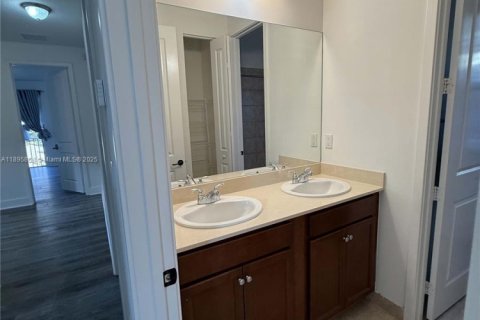 Casa en alquiler en Hialeah, Florida, 5 dormitorios, 226.31 m2 № 1947951 - foto 9