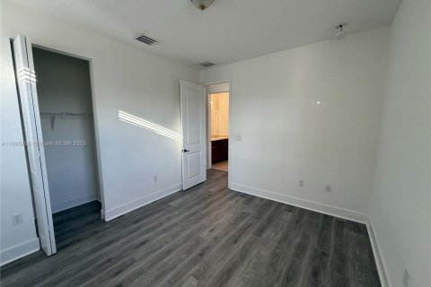 Casa en alquiler en Hialeah, Florida, 5 dormitorios, 226.31 m2 № 1947951 - foto 16