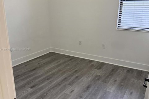 Casa en alquiler en Hialeah, Florida, 5 dormitorios, 226.31 m2 № 1947951 - foto 17