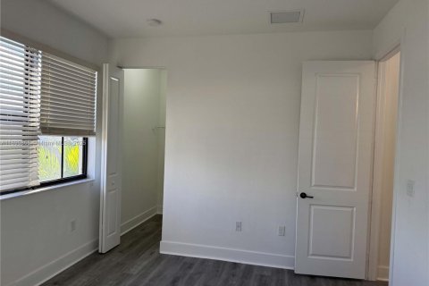 Casa en alquiler en Hialeah, Florida, 5 dormitorios, 226.31 m2 № 1947951 - foto 12