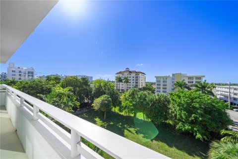 Снять в аренду кондоминиум в Бей-Харбор-Айлендс, Флорида 2 спальни, 111.67м2, № 2005065 - фото 30