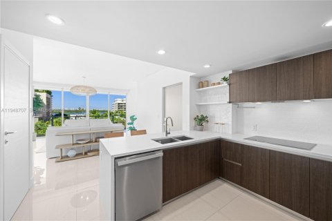 Снять в аренду кондоминиум в Бей-Харбор-Айлендс, Флорида 2 спальни, 111.67м2, № 2005065 - фото 9