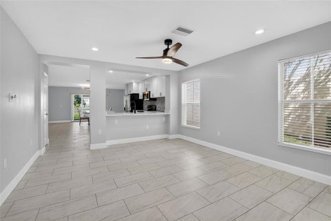 Townhouse in Riverview, Florida 3 bedrooms, 152.36 sq.m. № 2100821 - photo 8