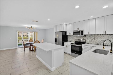 Townhouse in Riverview, Florida 3 bedrooms, 152.36 sq.m. № 2100821 - photo 11