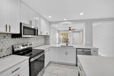 Townhouse in Riverview, Florida 3 bedrooms, 152.36 sq.m. № 2100821 - photo 14