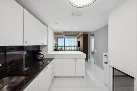Condo in Miami Beach, Florida, 3 bedrooms  № 1965588 - photo 11