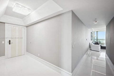 Condo in Miami Beach, Florida, 3 bedrooms  № 1965588 - photo 4