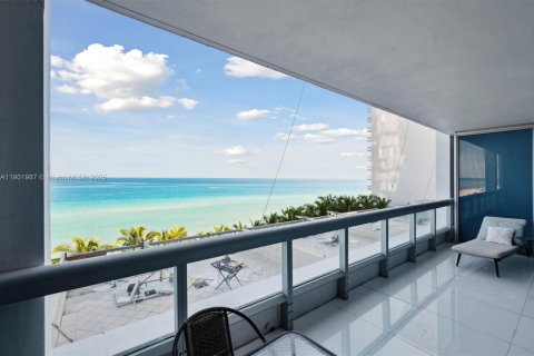 Condo in Miami Beach, Florida, 3 bedrooms  № 1965588 - photo 2