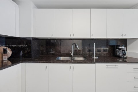 Condo in Miami Beach, Florida, 3 bedrooms  № 1965588 - photo 12