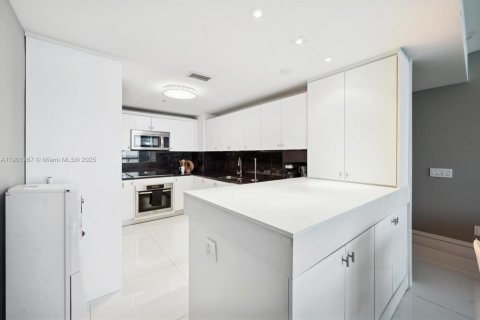 Condo in Miami Beach, Florida, 3 bedrooms  № 1965588 - photo 9