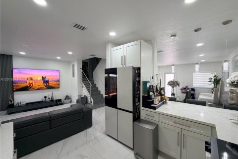 Villa ou maison à louer à Miami, Floride: 4 chambres, 170.94 m2 № 2085572 - photo 12