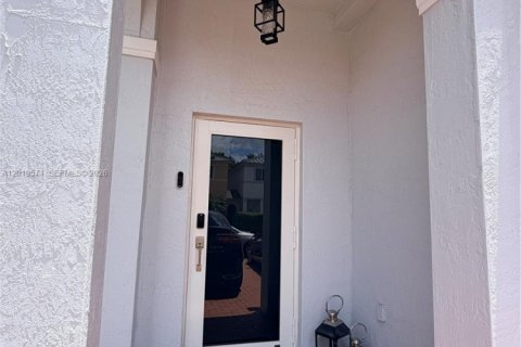 Villa ou maison à louer à Miami, Floride: 4 chambres, 170.94 m2 № 2085572 - photo 3