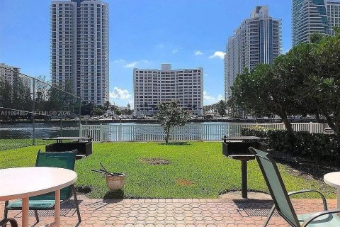 Condominio en venta en Hallandale Beach, Florida, 2 dormitorios, 99.87 m2 № 2062944 - foto 19