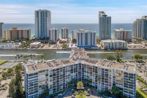 Condominio en venta en Hallandale Beach, Florida, 2 dormitorios, 99.87 m2 № 2062944 - foto 21