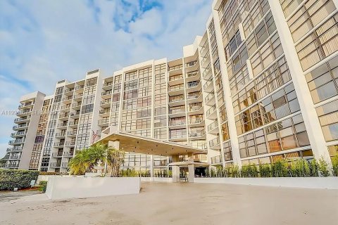 Condominio en venta en Hallandale Beach, Florida, 2 dormitorios, 99.87 m2 № 2062944 - foto 20