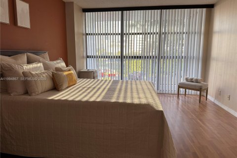 Condominio en venta en Hallandale Beach, Florida, 2 dormitorios, 99.87 m2 № 2062944 - foto 3