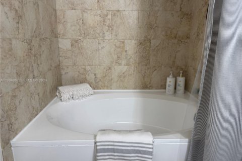 Condominio en venta en Hallandale Beach, Florida, 2 dormitorios, 99.87 m2 № 2062944 - foto 13